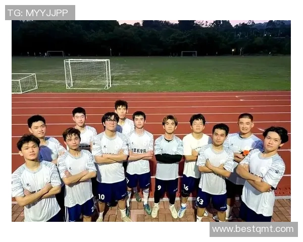 足球抬伤员的背后故事与团队精神的无声传递